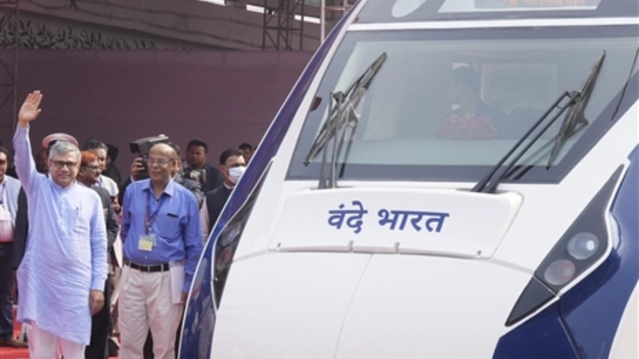 PM Modi virtually flags off Howrah-NJP Vande Bharat Express